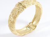 gros plan d'une bague en or sur une surface blanche