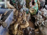 beaucoup de statues posées sur une table dans une pièce