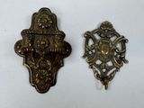 paire de heurtoirs de porte anciens en laiton au motif ouvragé