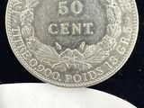un gros plan d'une pièce de monnaie posée sur un morceau de papier sur lequel figure une étiquette de prix