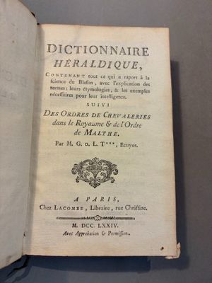 un livre ouvert avec un titre en noir et blanc