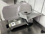 une photo d'une trancheuse à viande dans une cuisine professionnelle