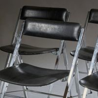 Suite de cinq chaises pliantes, les montants en acier chromé… (photo 3)