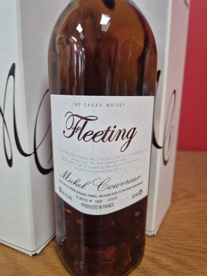 une bouteille de vin posée sur une table à côté d'une boîte