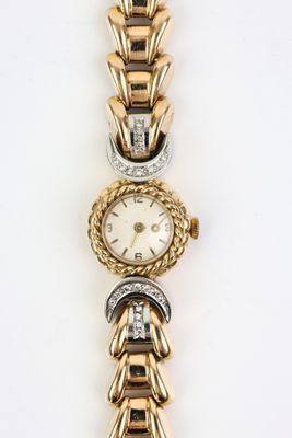 gros plan d'une montre-bracelet sur une surface blanche