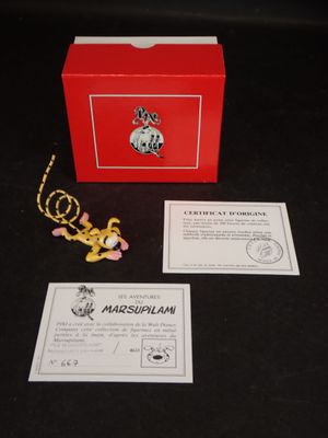 une image représentant une boîte rouge sur laquelle sont posés un collier et une carte