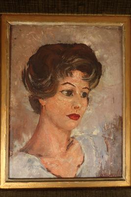 peinture d'une femme en robe blanche dans un cadre doré