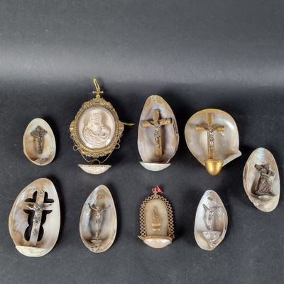 plusieurs cuillères ornées de dessins représentant des personnes, posées sur une table