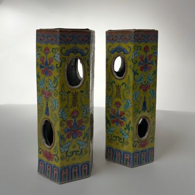 two vases that are sitting on a table