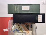 trois livres empilés les uns sur les autres dans un bac