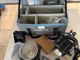 une valise contenant un appareil photo et d'autres objets, posée sur la table