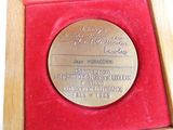 une plaque exposée dans un cadre en bois