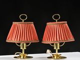 paire de lampes de table françaises en laiton datant du milieu du XXe siècle, avec des abat-jours rouges