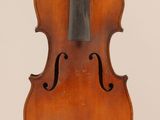 un vieux violon avec un archet sur fond blanc