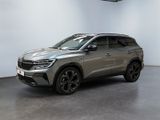 un SUV gris garé dans un garage aux murs blancs
