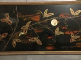 une photo d'un tableau accroché au mur