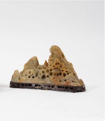 une petite statue représentant une montagne et une petite statue représentant un bâtiment