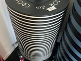une pile d'assiettes en noir et blanc et un parapluie noir et blanc