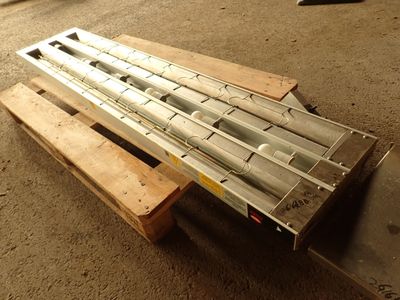 une palette sur laquelle sont posées plusieurs barres métalliques