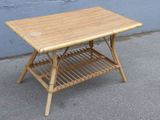 une petite table en bambou surmontée d'une étagère