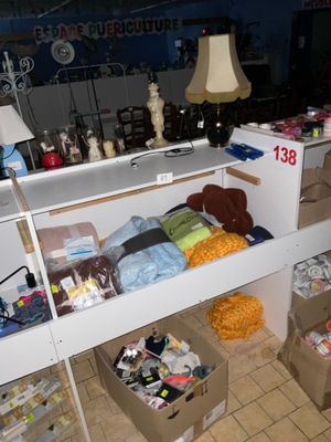 une pièce avec beaucoup d'objets sur les étagères