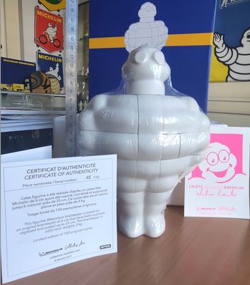 une photo d'une statue gonflable représentant un homme posée sur une table