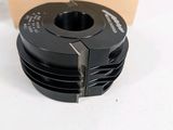 un gros plan d'une bobine noire posée sur une surface blanche