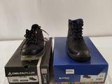 deux paires de chaussures noires posées sur une boîte bleue