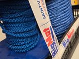 une corde bleue posée sur une étagère