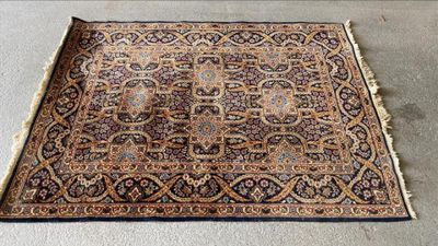 un vieux tapis est posé sur le sol d'une pièce