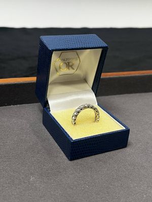 une boîte ouverte contenant une bague, posée sur une table