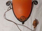 une lampe murale orange munie d'un cordon