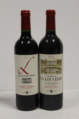 deux bouteilles de vin posées l'une à côté de l'autre sur une table