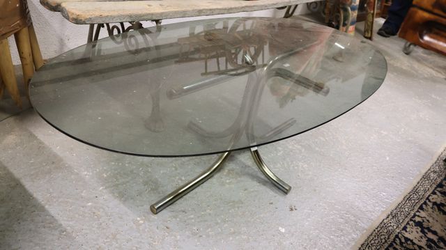 Table basse plateau ovale en verre fumée piètement chromé, années...