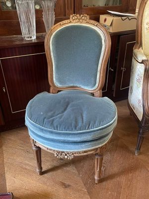 un fauteuil bleu avec un coussin bleu dans un salon