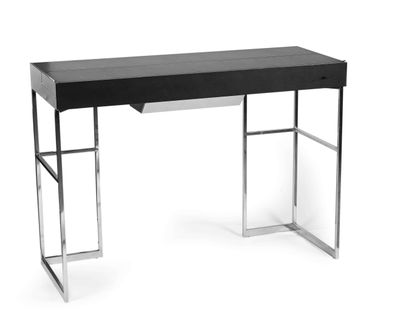 le bureau a un plateau noir et des pieds chromés