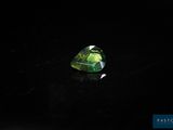 une tourmaline verte posée sur un fond noir