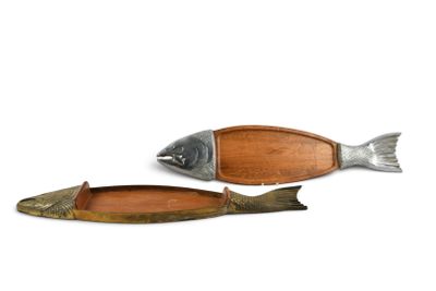 deux plateaux en forme de poisson posés l'un à côté de l'autre sur une surface blanche