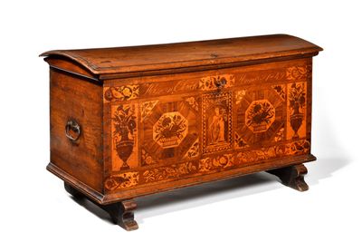 un vieux coffre en bois orné d'un motif décoratif sur le devant