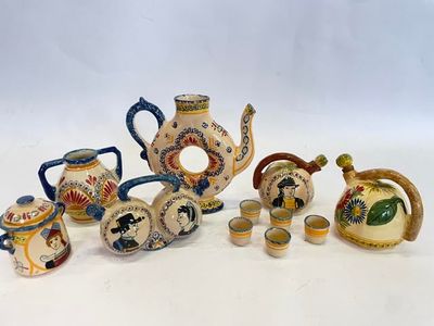 de nombreux types de vases et de bols sur la table
