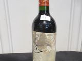 une bouteille de vin posée sur une table