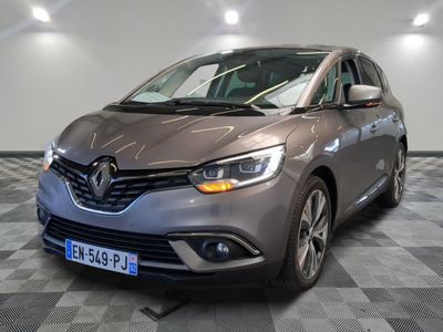 la voiture grise est garée sur un sol en damier dans le garage