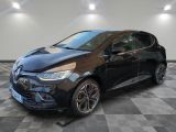 une voiture noire est garée sur le sol en damier d'un garage