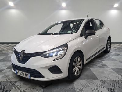 la voiture blanche est garée sur un sol en damier dans le garage