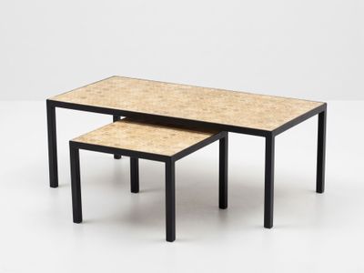 deux tables posées l'une sur l'autre sur une surface blanche