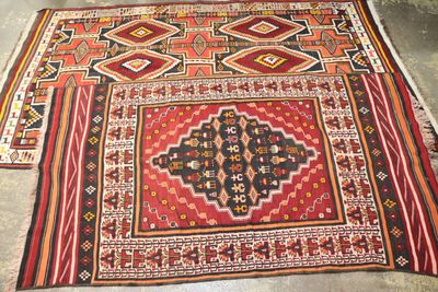 Lot de 2 tapis Kilim turc à franges à décor géométrique et d…