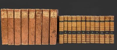 Plusieurs vieux livres sont alignés sur une surface noire