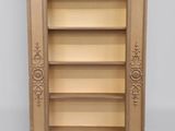 une image représentant une bibliothèque en bois comportant de nombreuses étagères