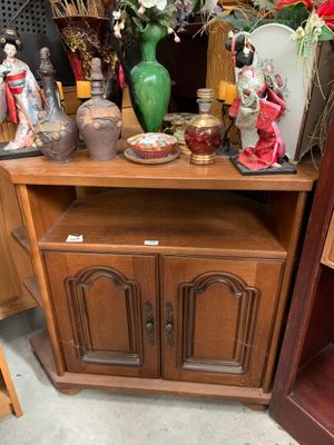 Meuble d'encoignure ouvrant par deux vantaux