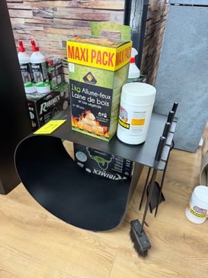 une table sur laquelle se trouvent une boîte de nourriture et une bouteille de liquide